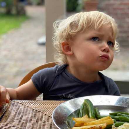 toddler eating vegetables 