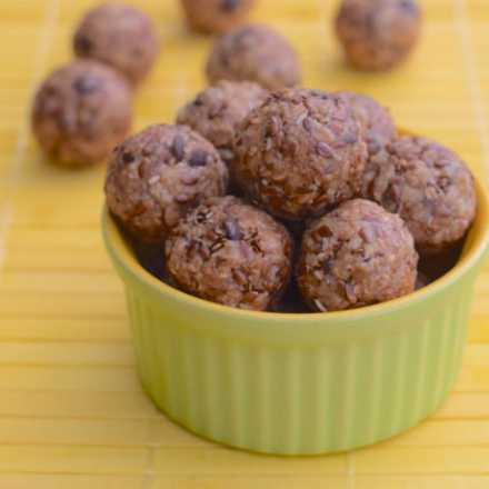 Peanut Butter Oatmeal Balls with ﻿Chocolate Chips