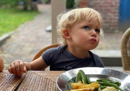 toddler eating vegetables 