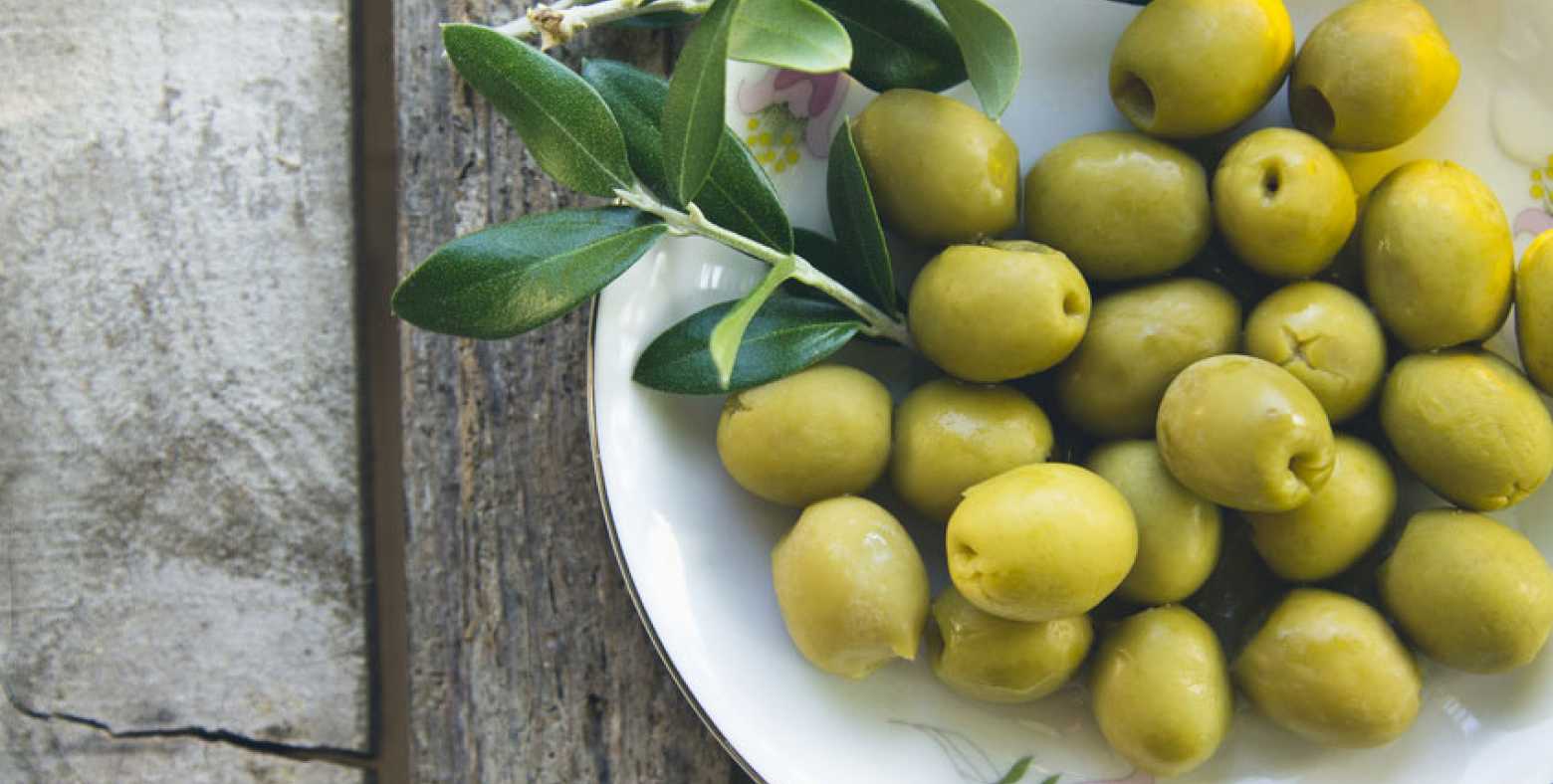 bowl of Niçoise olives 