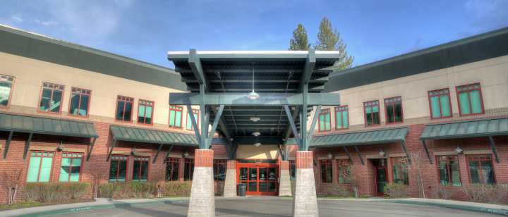front entrance of Tahoe Forest Hospital