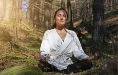 bathe-400×254 woman meditating in forest