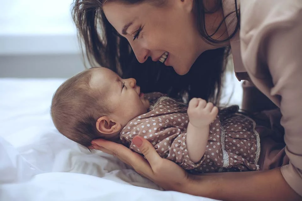 postpardum-support Mom snuggling baby
