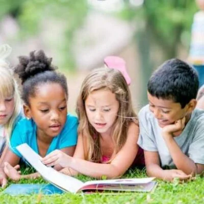 unnamed-171-400×400 kids reading together