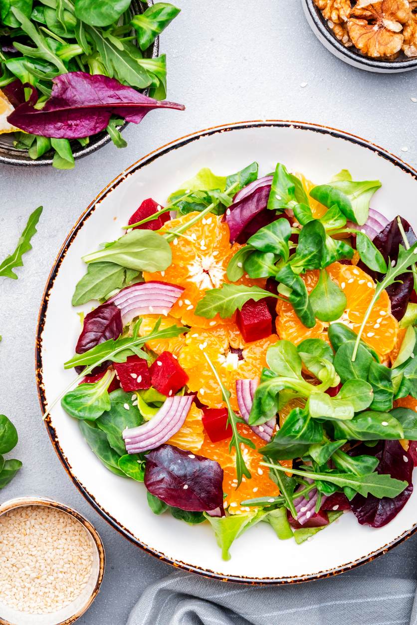 Orange, red onion and arugula salad