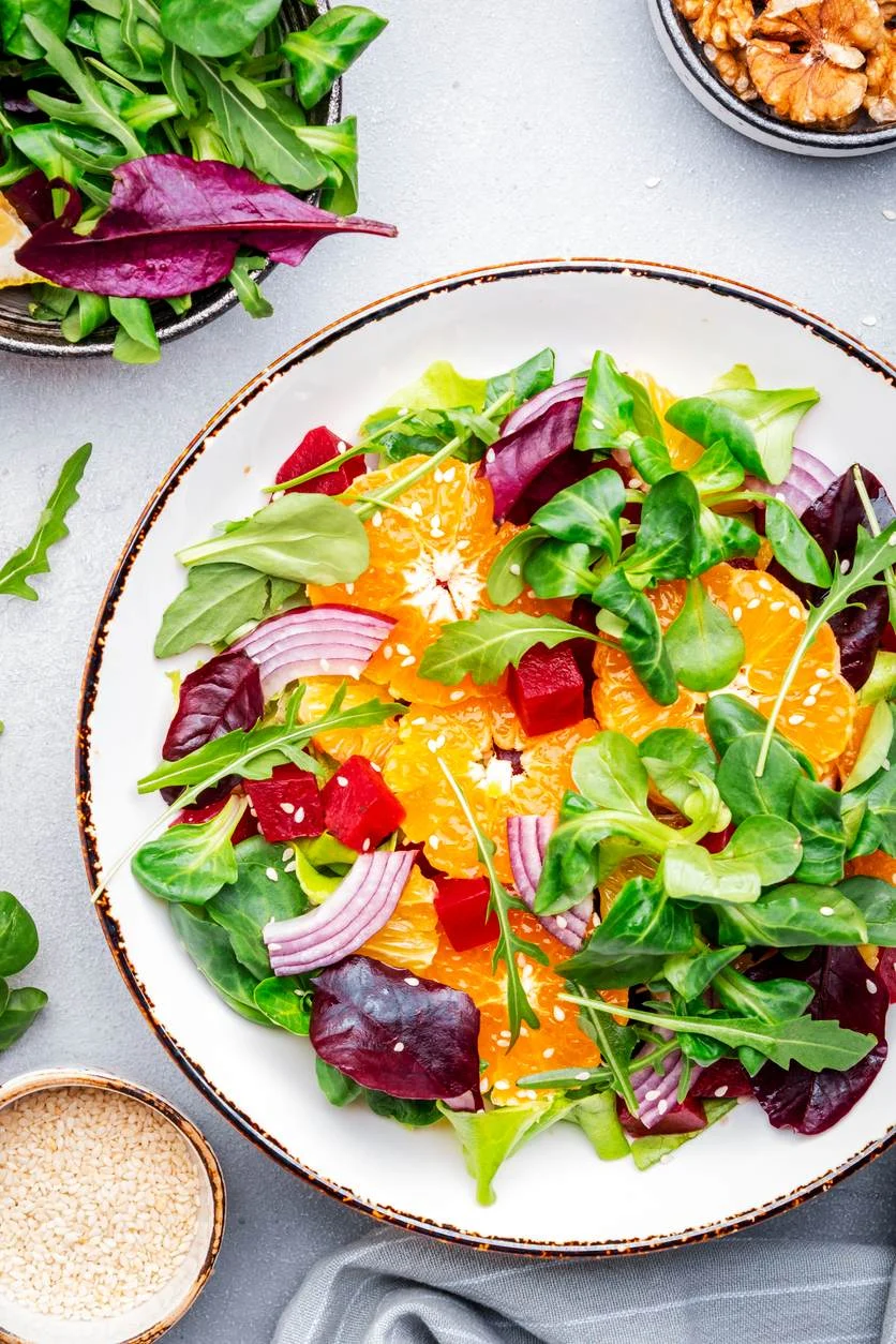 Orange, red onion and arugula salad