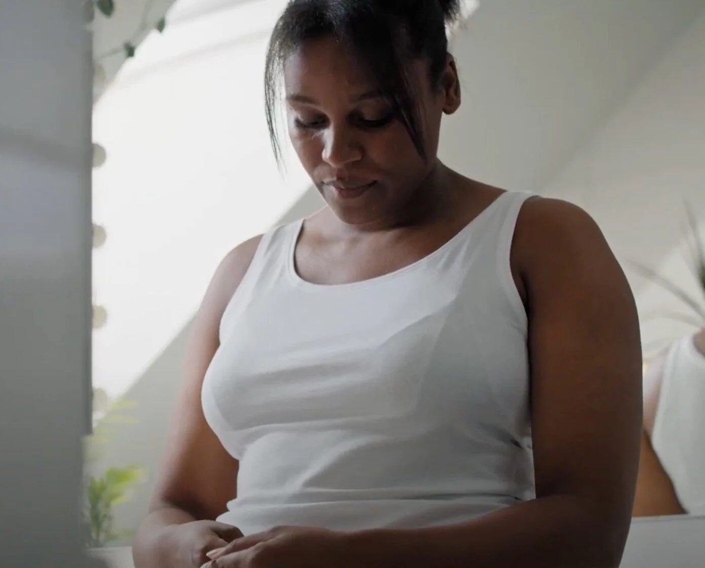 eatingdisorder woman measures her waistline