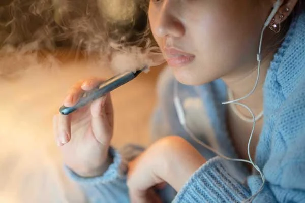 vape girl holding vape pen