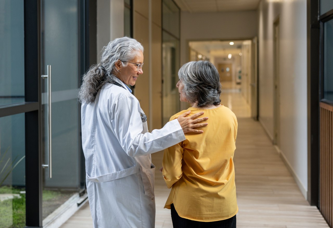 doctorconsult doctor consults patient