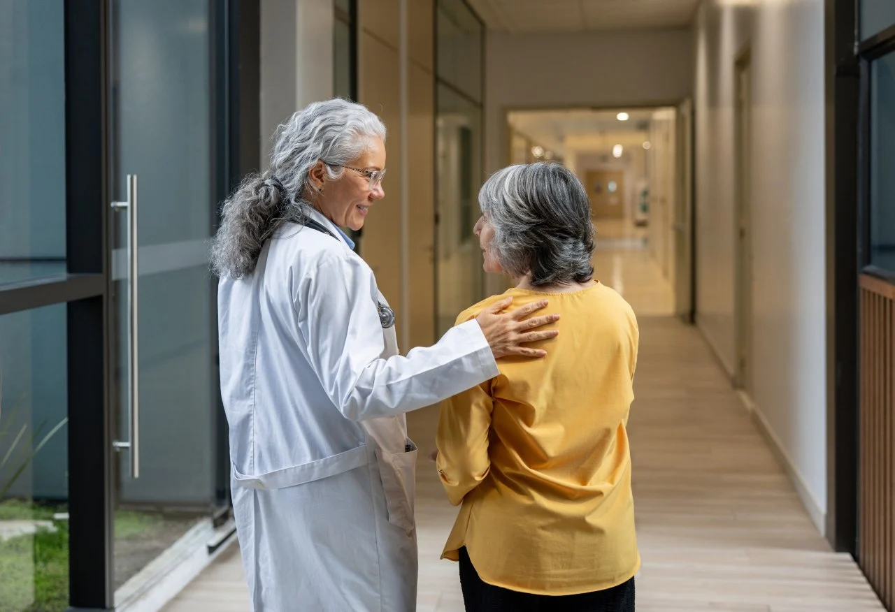 doctorconsult doctor consults patient