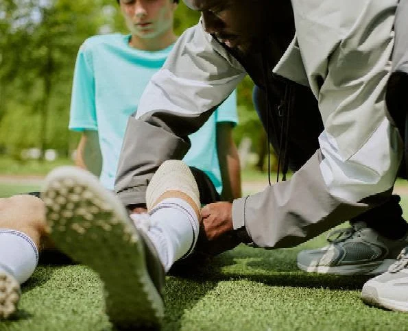 kneeathletictrainer athletic trainer stabilizes knee injury on the field