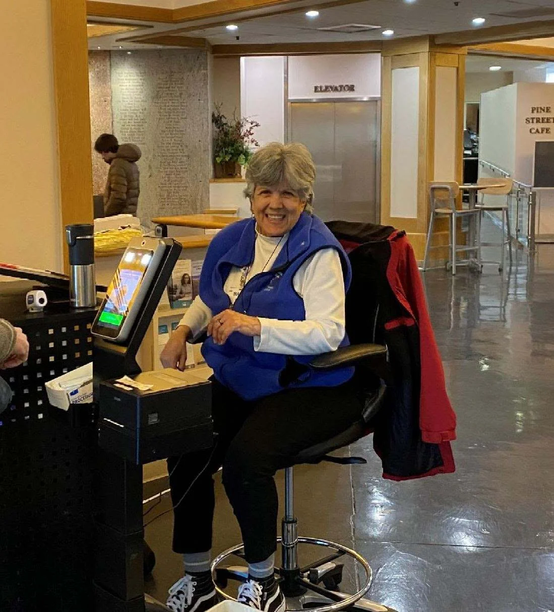 volunteer4 volunteer at hospital